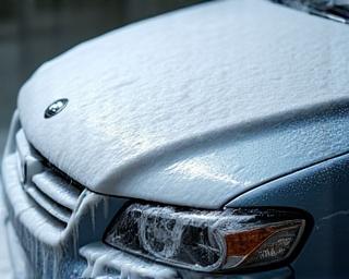 Fahrzeug wird schonend mit Aktivschaum bedeckt
